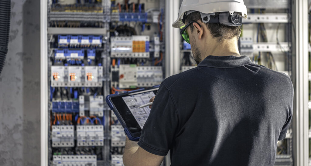Errores comunes en instalaciones eléctricas (y cómo evitarlos)